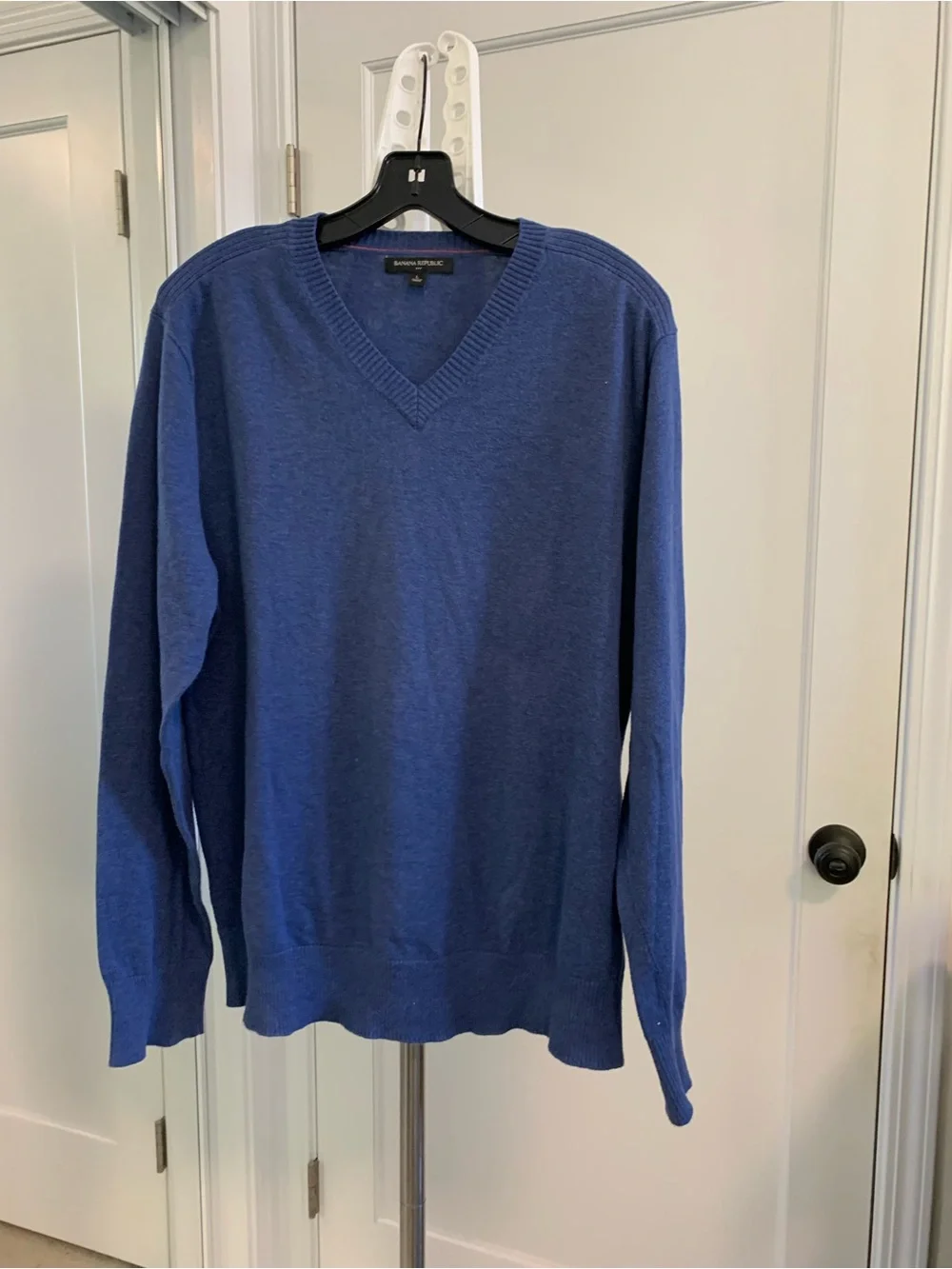 Banana Republic Men's V-Neck Sweater in Navy Blue